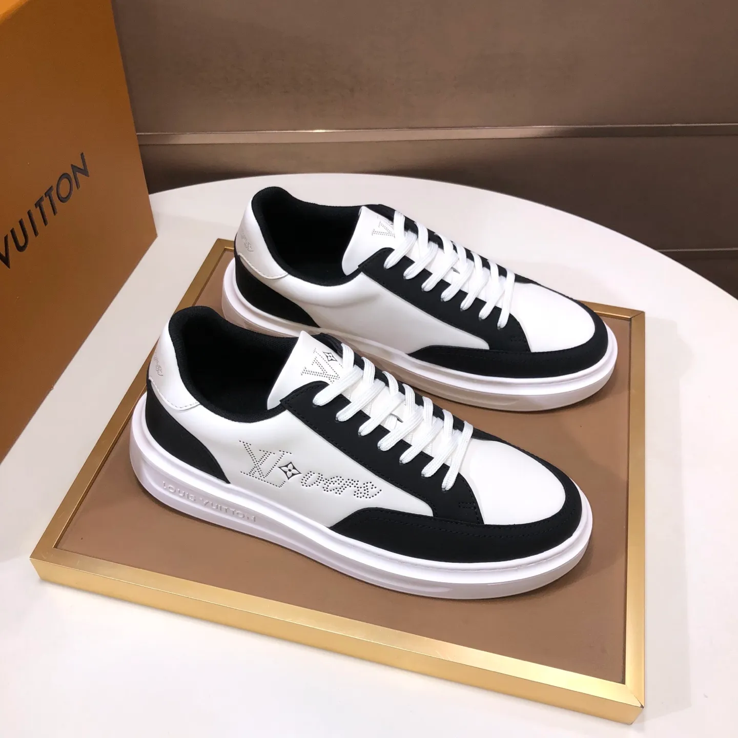 Factory batch 640💰original development, quality shipment, welcome to compare - LV sneaker series sports shoes introduce the loose silhouette of the ready-to-wear series into the spring and summer men's wear shows and make an eye-catching appearance. The cow leather upper is combined with rough fabric laces, and colorful beading highlights the brand's classic elements. LV letters mark the tongue and Monogram floral outsole. Mixed materials Made of top-grain cowhide, thick shoelace design, large Monogram print on the side, mesh lining and cotton feet, the comfort is as extreme as ever, premium heritage, quality first, worth owning! Size: Men’s 38-45 (45 is custom-made and cannot be returned or exchanged)